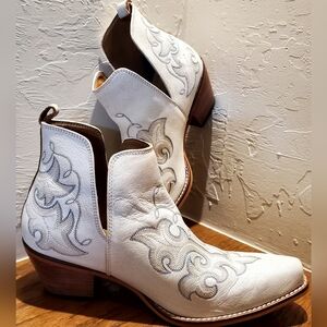 Myra Bag White Leather Embroidered Ankle Booties Size 10